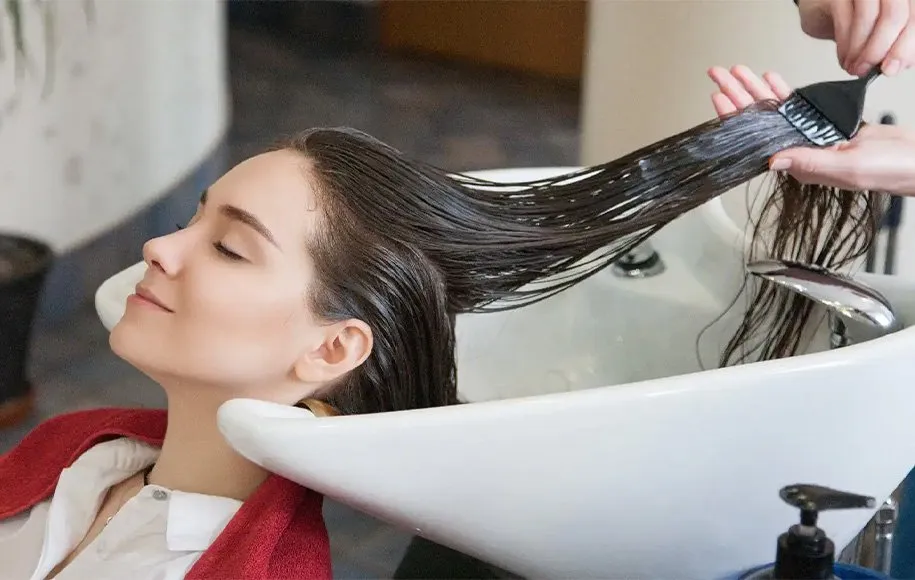 این تصویر شامل یک عکس خانم در حال پروتئین تراپی می باشد